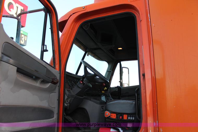 image for item J4366 2006 Freightliner ST120 semi truck