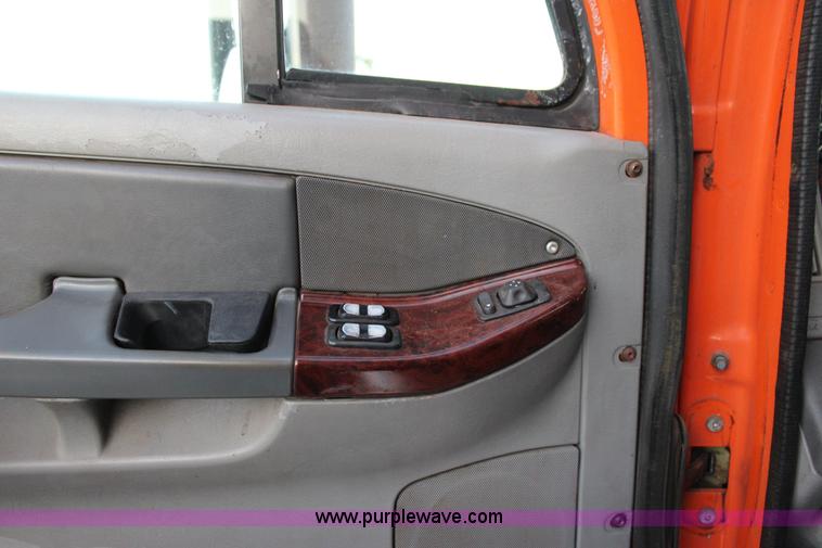 image for item J4366 2006 Freightliner ST120 semi truck