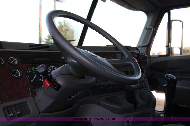 image for item J4366 2006 Freightliner ST120 semi truck