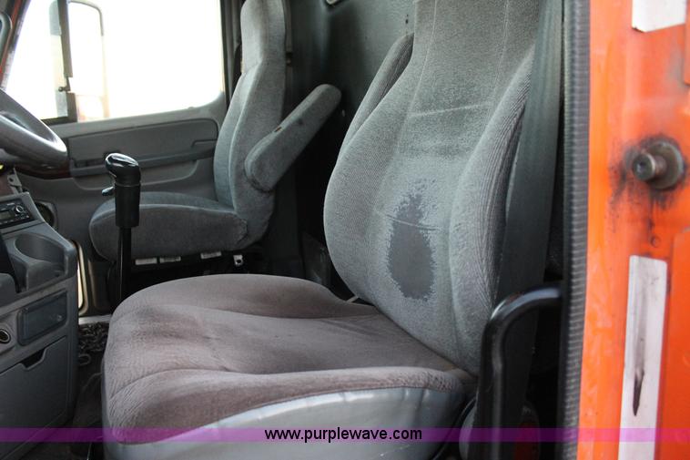 image for item J4366 2006 Freightliner ST120 semi truck