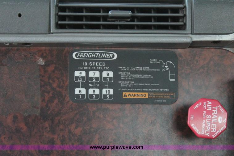 image for item J4366 2006 Freightliner ST120 semi truck