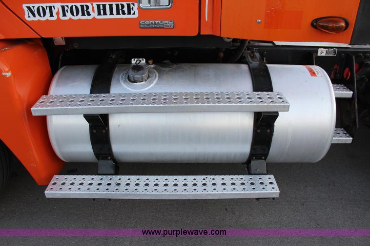 image for item J4366 2006 Freightliner ST120 semi truck