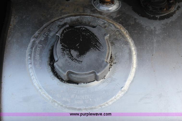 image for item J4366 2006 Freightliner ST120 semi truck