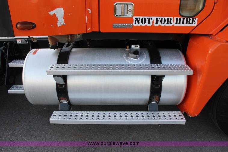 image for item J4366 2006 Freightliner ST120 semi truck