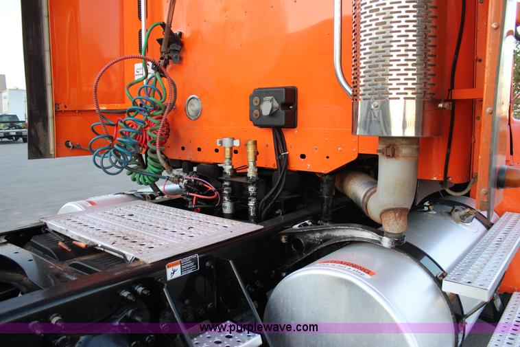 image for item J4366 2006 Freightliner ST120 semi truck