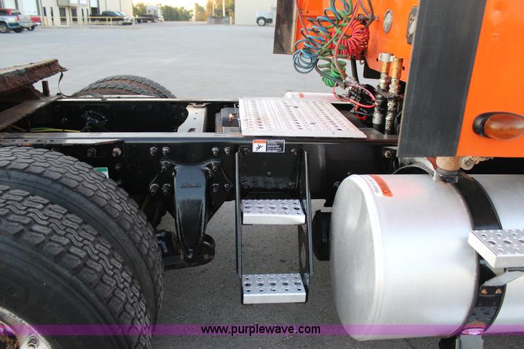 image for item J4366 2006 Freightliner ST120 semi truck