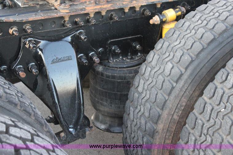 image for item J4366 2006 Freightliner ST120 semi truck