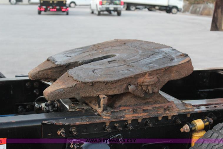 image for item J4366 2006 Freightliner ST120 semi truck