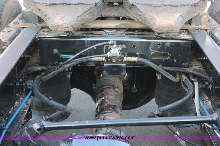 image for item J4366 2006 Freightliner ST120 semi truck