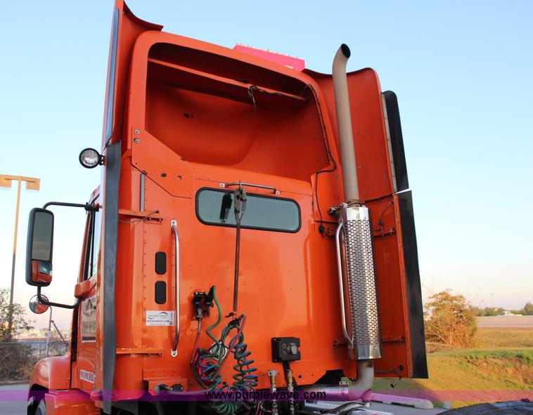 image for item J4366 2006 Freightliner ST120 semi truck