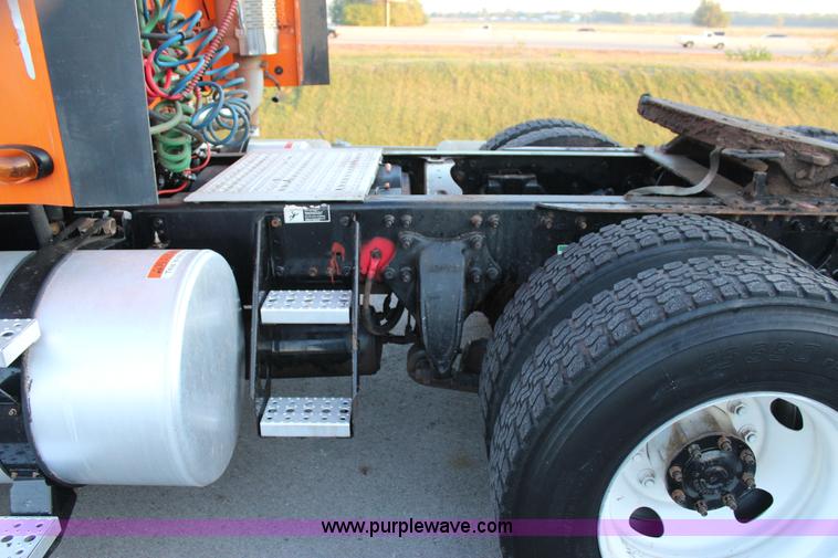 image for item J4366 2006 Freightliner ST120 semi truck