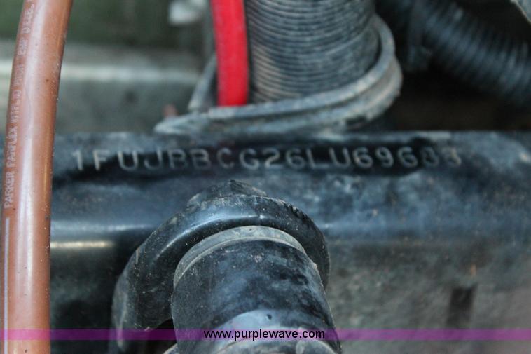 image for item J4366 2006 Freightliner ST120 semi truck