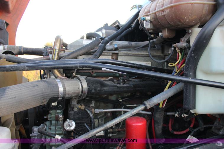 image for item J4366 2006 Freightliner ST120 semi truck