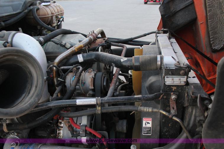 image for item J4366 2006 Freightliner ST120 semi truck