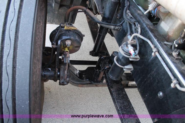 image for item J4366 2006 Freightliner ST120 semi truck