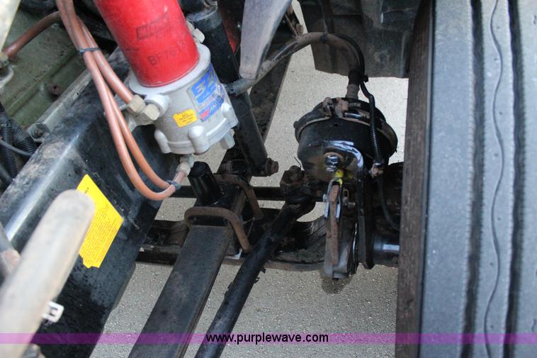 image for item J4366 2006 Freightliner ST120 semi truck