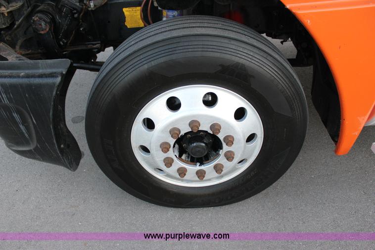 image for item J4366 2006 Freightliner ST120 semi truck