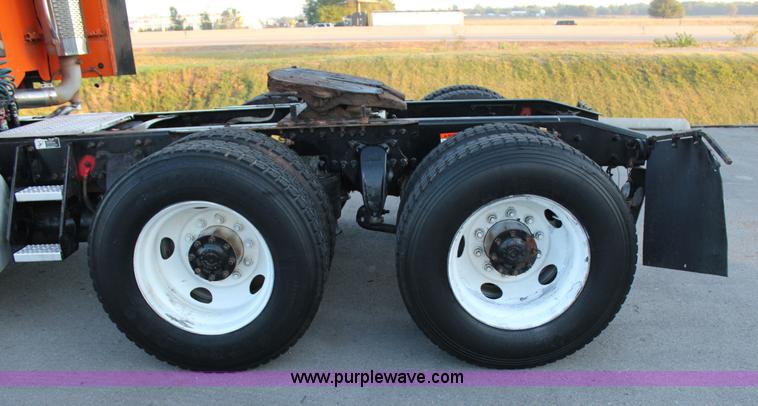 image for item J4366 2006 Freightliner ST120 semi truck