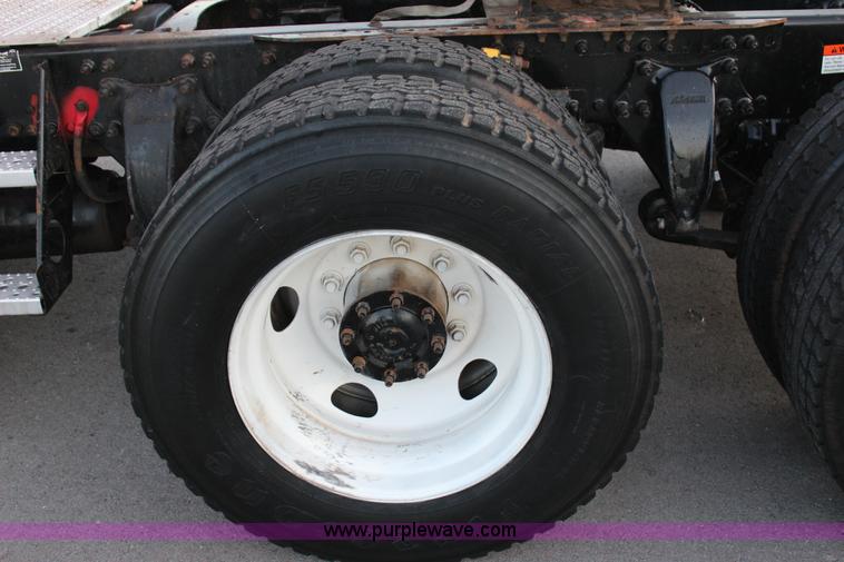 image for item J4366 2006 Freightliner ST120 semi truck