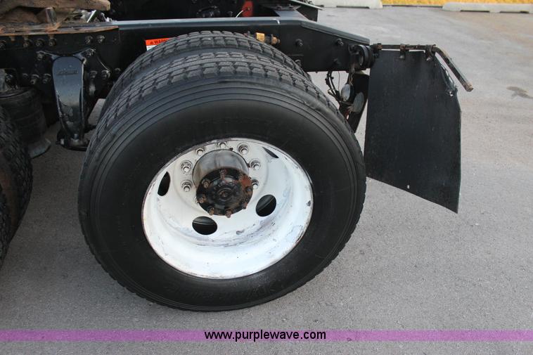 image for item J4366 2006 Freightliner ST120 semi truck