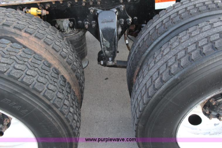 image for item J4366 2006 Freightliner ST120 semi truck