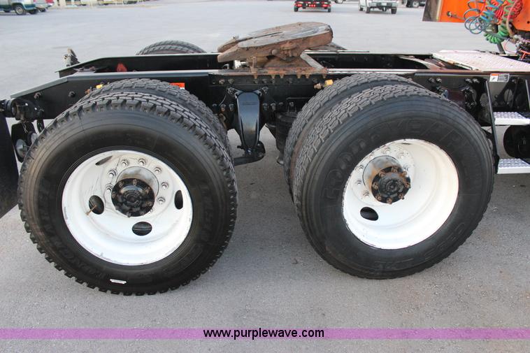 image for item J4366 2006 Freightliner ST120 semi truck