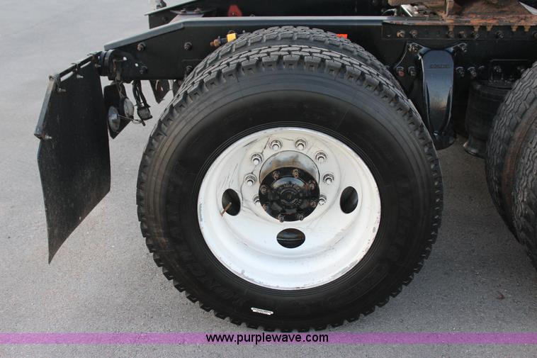 image for item J4366 2006 Freightliner ST120 semi truck