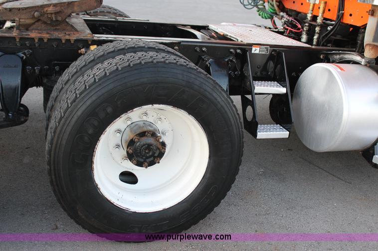 image for item J4366 2006 Freightliner ST120 semi truck