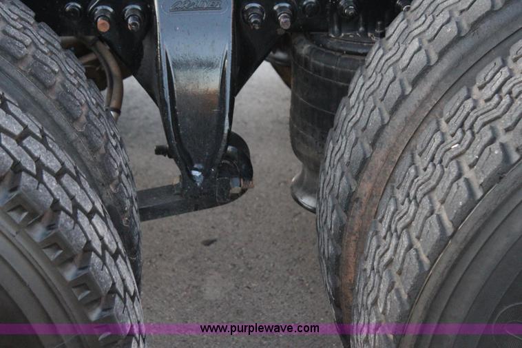 image for item J4366 2006 Freightliner ST120 semi truck