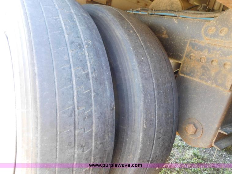 image for item J6840 2009 Timpte Super Hopper double hopper grain trailer