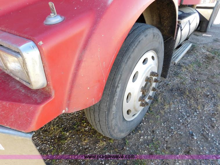 image for item J6841 1997 Kenworth T800 semi truck