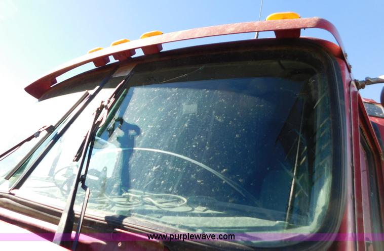 image for item J6841 1997 Kenworth T800 semi truck