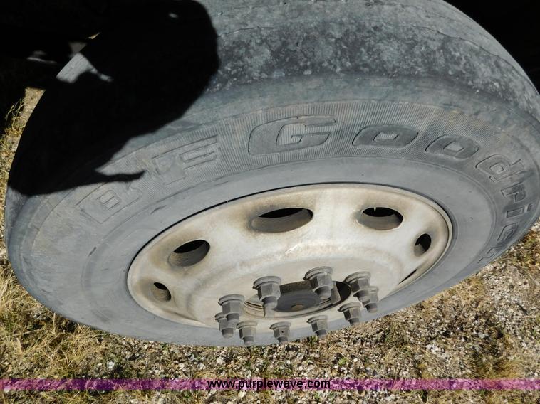 image for item J6841 1997 Kenworth T800 semi truck