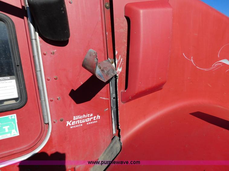 image for item J6841 1997 Kenworth T800 semi truck