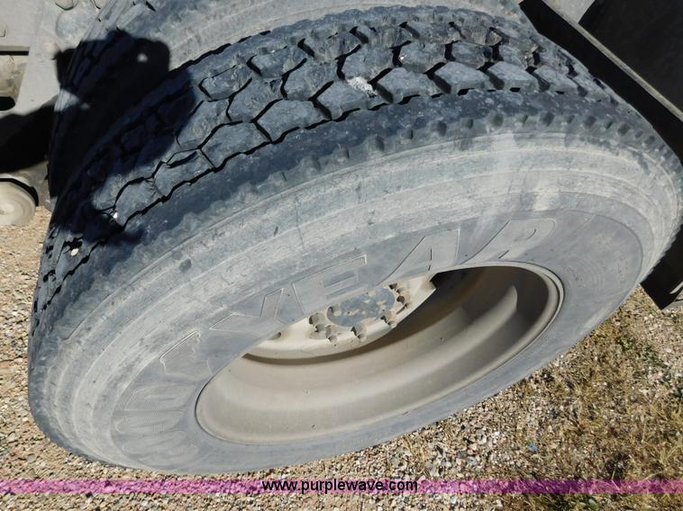 image for item J6841 1997 Kenworth T800 semi truck