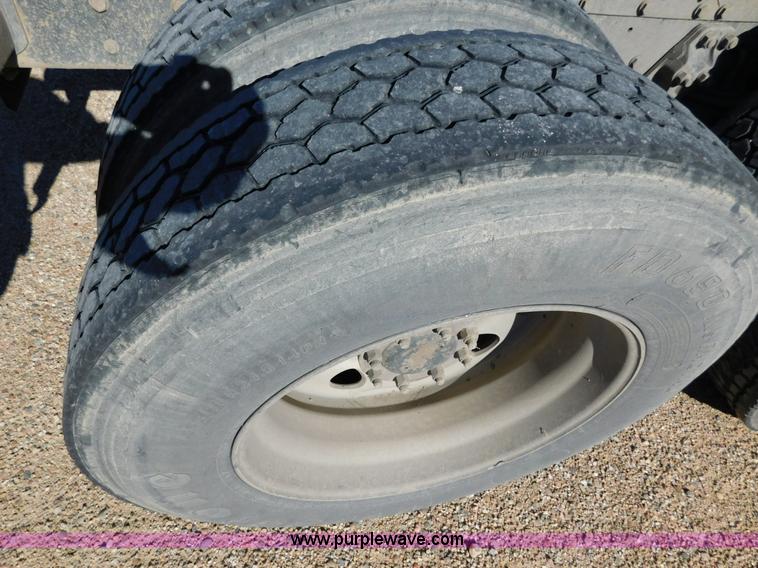 image for item J6841 1997 Kenworth T800 semi truck