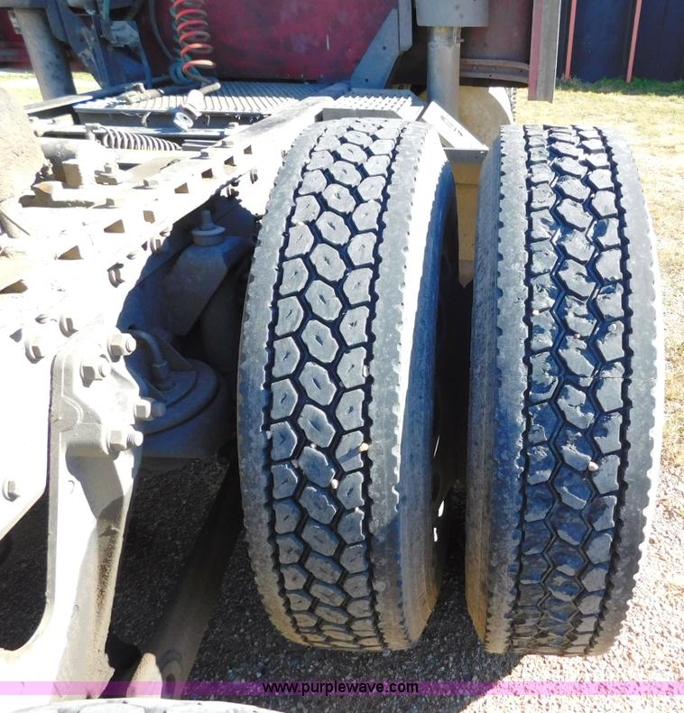 image for item J6841 1997 Kenworth T800 semi truck