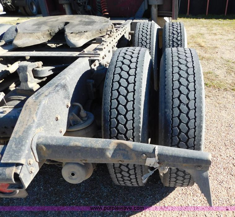 image for item J6841 1997 Kenworth T800 semi truck