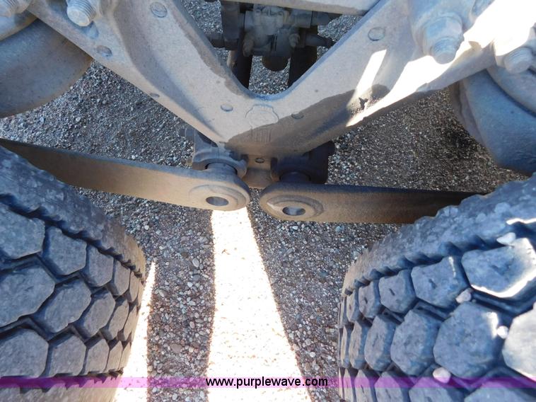 image for item J6841 1997 Kenworth T800 semi truck