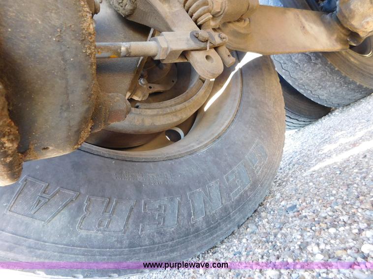 image for item J6841 1997 Kenworth T800 semi truck