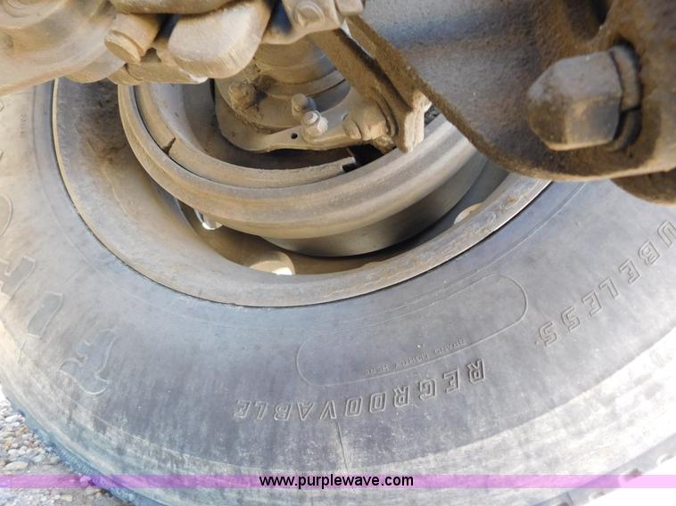 image for item J6841 1997 Kenworth T800 semi truck