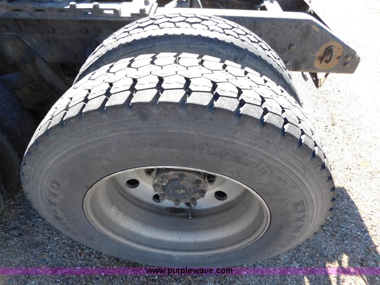 image for item J6841 1997 Kenworth T800 semi truck