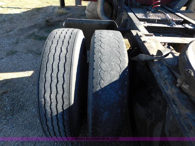 image for item J6841 1997 Kenworth T800 semi truck