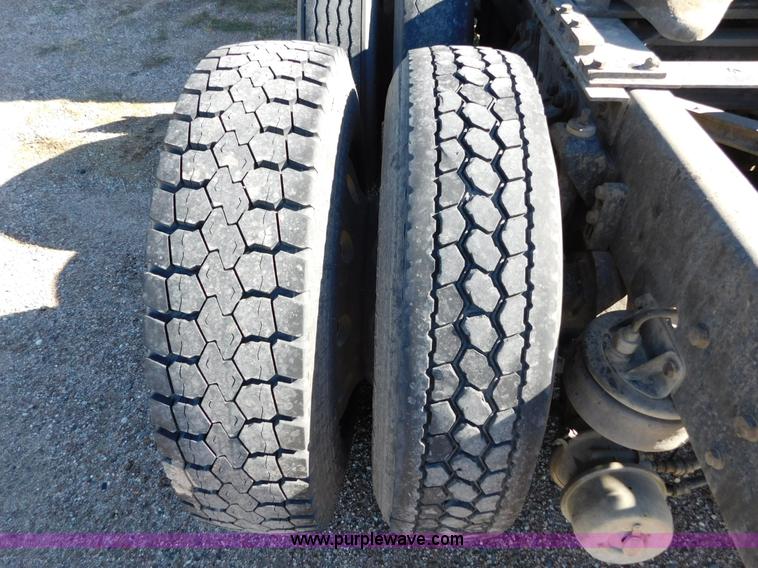 image for item J6841 1997 Kenworth T800 semi truck