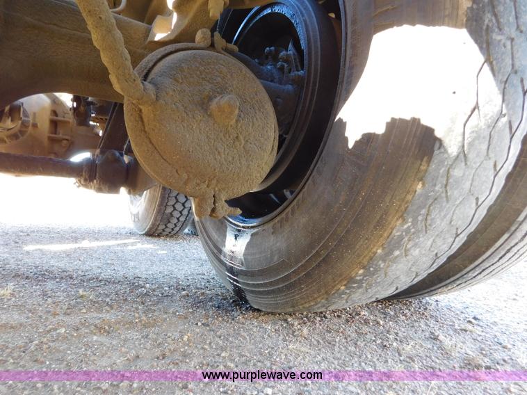 image for item J6841 1997 Kenworth T800 semi truck