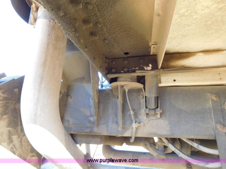 image for item J6841 1997 Kenworth T800 semi truck