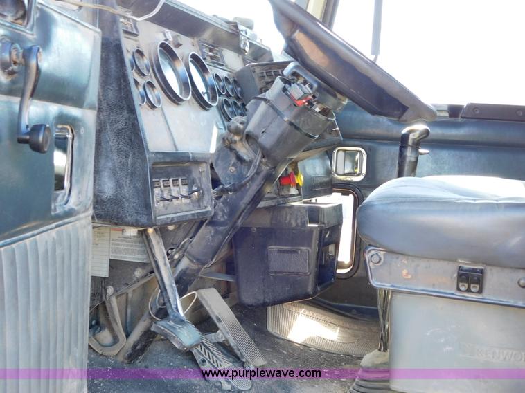 image for item J6841 1997 Kenworth T800 semi truck