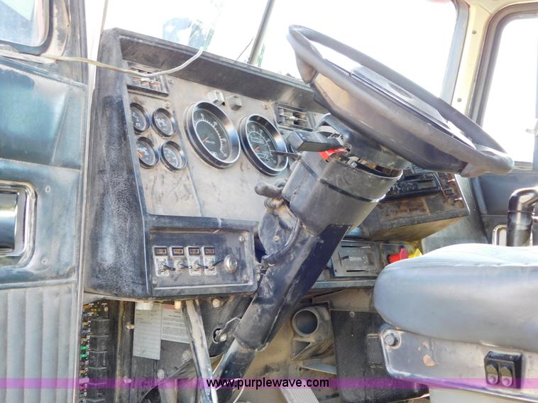 image for item J6841 1997 Kenworth T800 semi truck