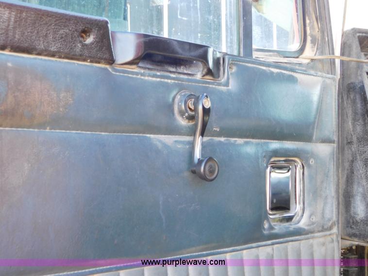 image for item J6841 1997 Kenworth T800 semi truck