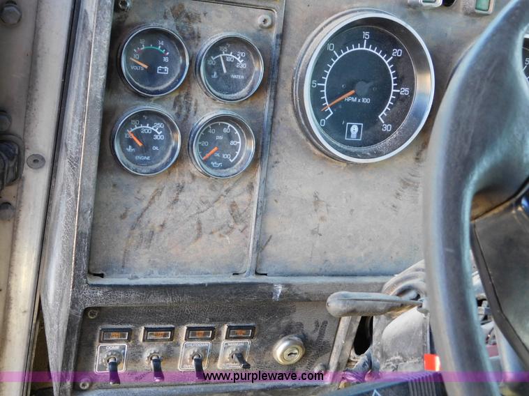 image for item J6841 1997 Kenworth T800 semi truck
